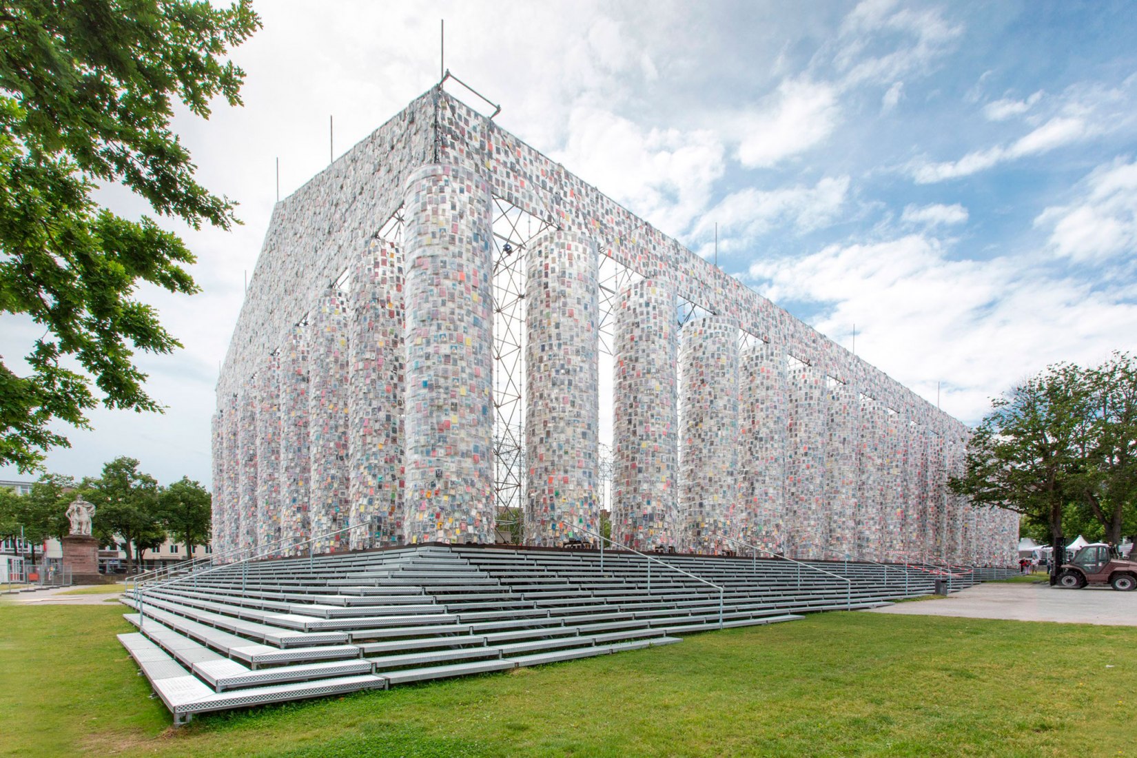 metalocus_parthenon-of-books-marta-minujin_documenta-14_germany_03.jpg